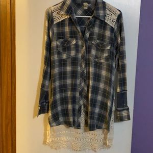 Gimmick Button up plaid tunic style shirt.